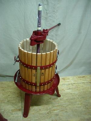 Vinpresse 50 liter. Oplukkelig pressekurv. Total h�jde: 1145 mm. Kurvediamter: 350 mm.